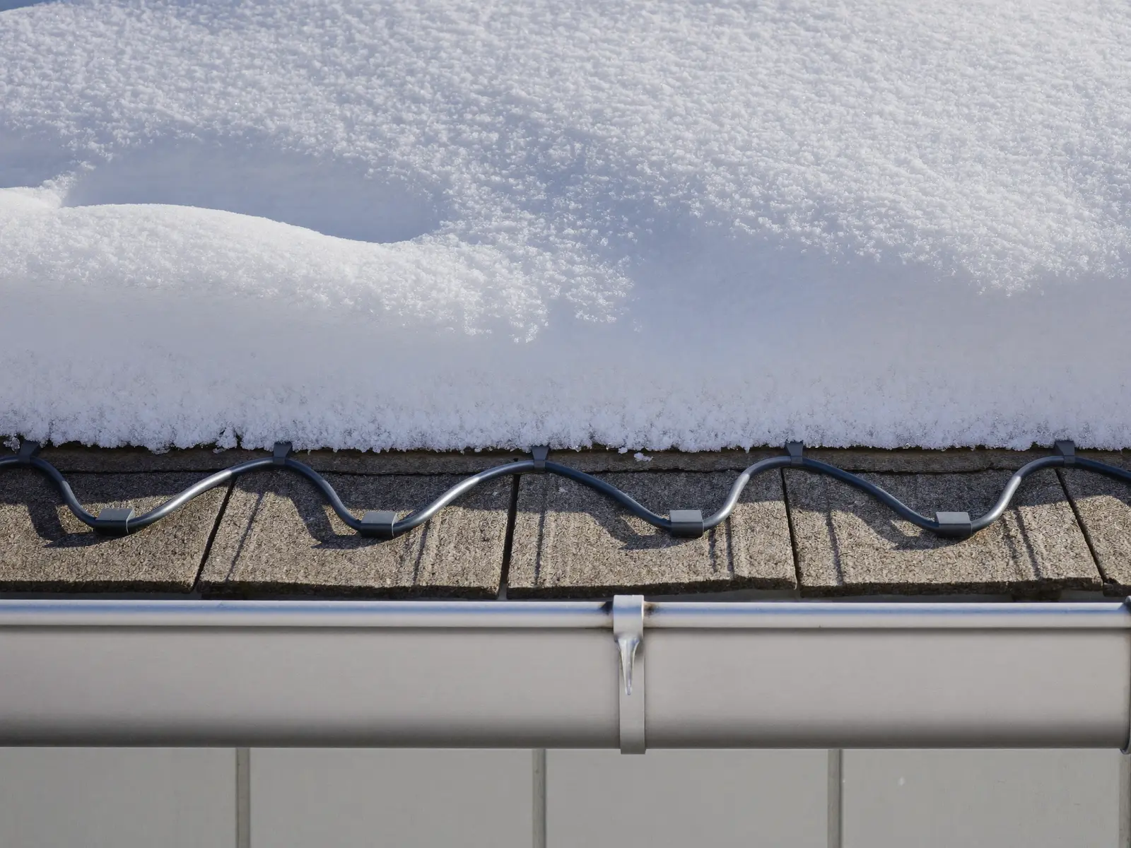 Roof edge with de-icing heating cable in snow
